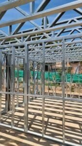 Estructura metàl·lica lleugera d’un habitatge unifamiliar en fase de muntatge