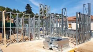 Accés a l’habitatge unifamiliar amb volumetria contemporània i pati interior