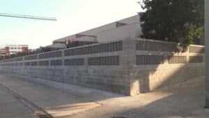 Detall de balcó encaixat en façana d’habitatge adossat