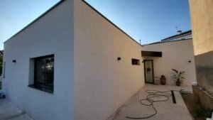 Detall de façana amb aïllament exterior en habitatge unifamiliar d’obra nova