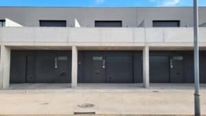 Façana d'una filera de cases modernes grises Palau-Solità i Plegamans, fase 2.