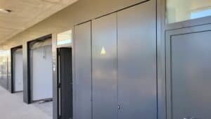 Vestíbul de cases Palau-Solità fase 2 amb panells de servei i sostre de formigó.