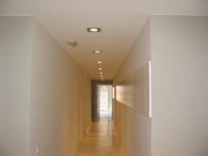 Passadís interior modern amb il·luminació encastada. Projecte '2008 Ctra Barcelona'.