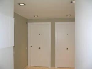 Disseny interior: passadís amb portes blanques