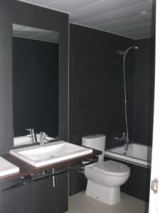 Detall bany modern: rajoles grises