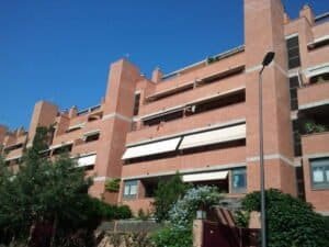 Façana d'edifici residencial de maó amb terrasses, Plaça Joan Morral, Sabadell 1996.
