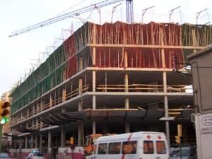 Façana d'edifici en construcció el 2008 a Ctra Barcelona