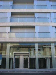 Façana moderna 2008 Ctra Barcelona amb balcons de vidre i local comercial.