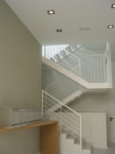 Vestíbul modern amb escala