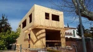 Façana d'habitatge en construcció amb panells OSB
