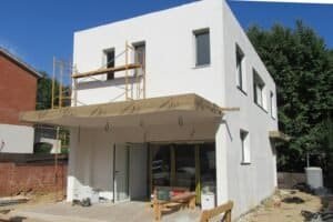 Façana moderna habitatge unifamiliar en construcció