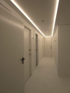 Interior de passadís d'hotel modern a Nicaragua amb portes blanques i il·luminació LED.