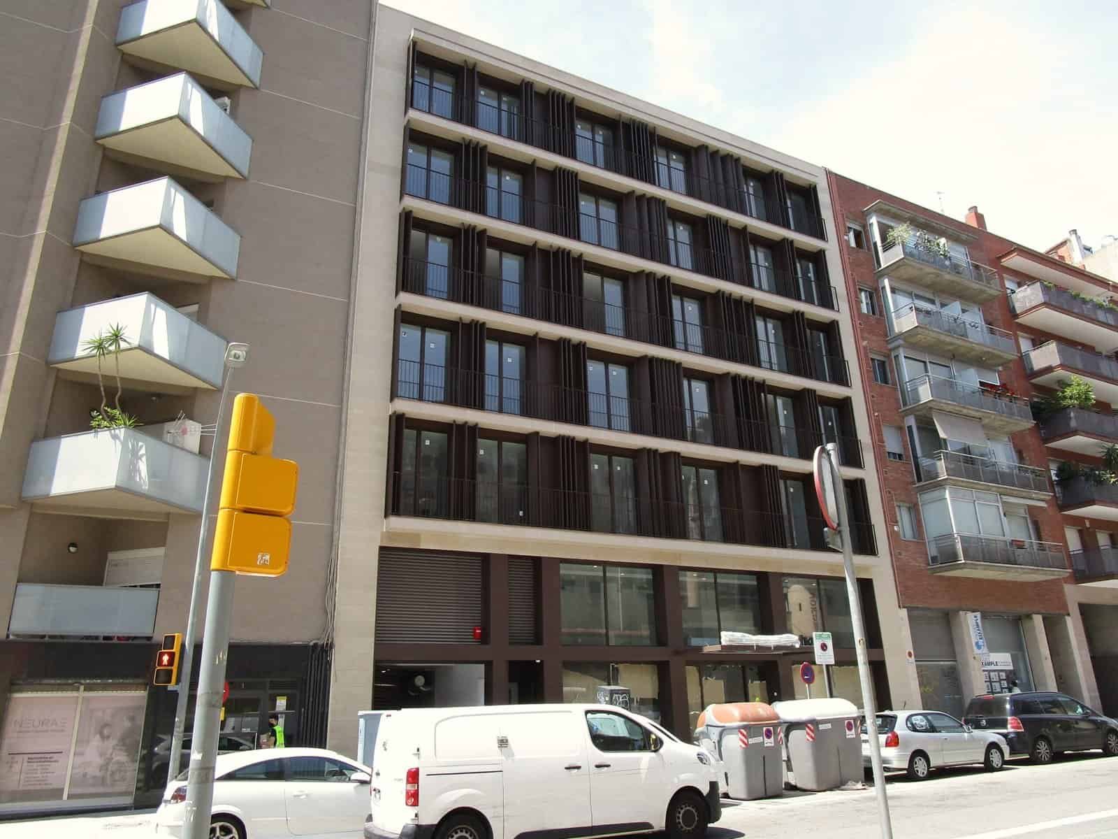 Façana d'hotel contemporani amb lamel·les verticals i balcons