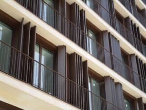 Façana hotel Nicaragua amb balcons i lamel·les verticals. Detall constructiu modern marró.