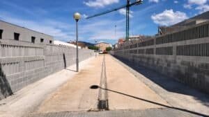 Carrer projecte Filera 8 cases Palau-Solità fase 2. Murs blocs i grua.