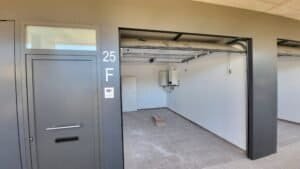 Entrada principal i garatge obert casa 25F, Filera Palau-Solità fase 2.