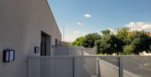 Façana amb barana perforada i aplics, projecte Palau-Solita fase 2.