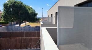 Exterior filera 8 cases Palau-Solità fase 2, balcons amb pantalles perforades.