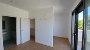 Interior modern buit amb terres fusta, finestral a terrassa, bany Palau-Solità 2022 fase 2.