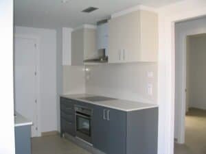 Interior de cuina moderna amb mobiliari bicolors