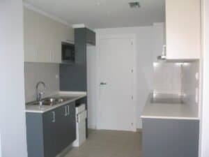 Cuina moderna amb mobles grisos i taulells blancs. Projecte 2008 Ctra Barcelona.