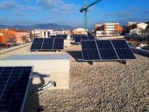 Panells solars instal·lats a la coberta de cases a Palau-Solità, projecte 2022 fase 2.