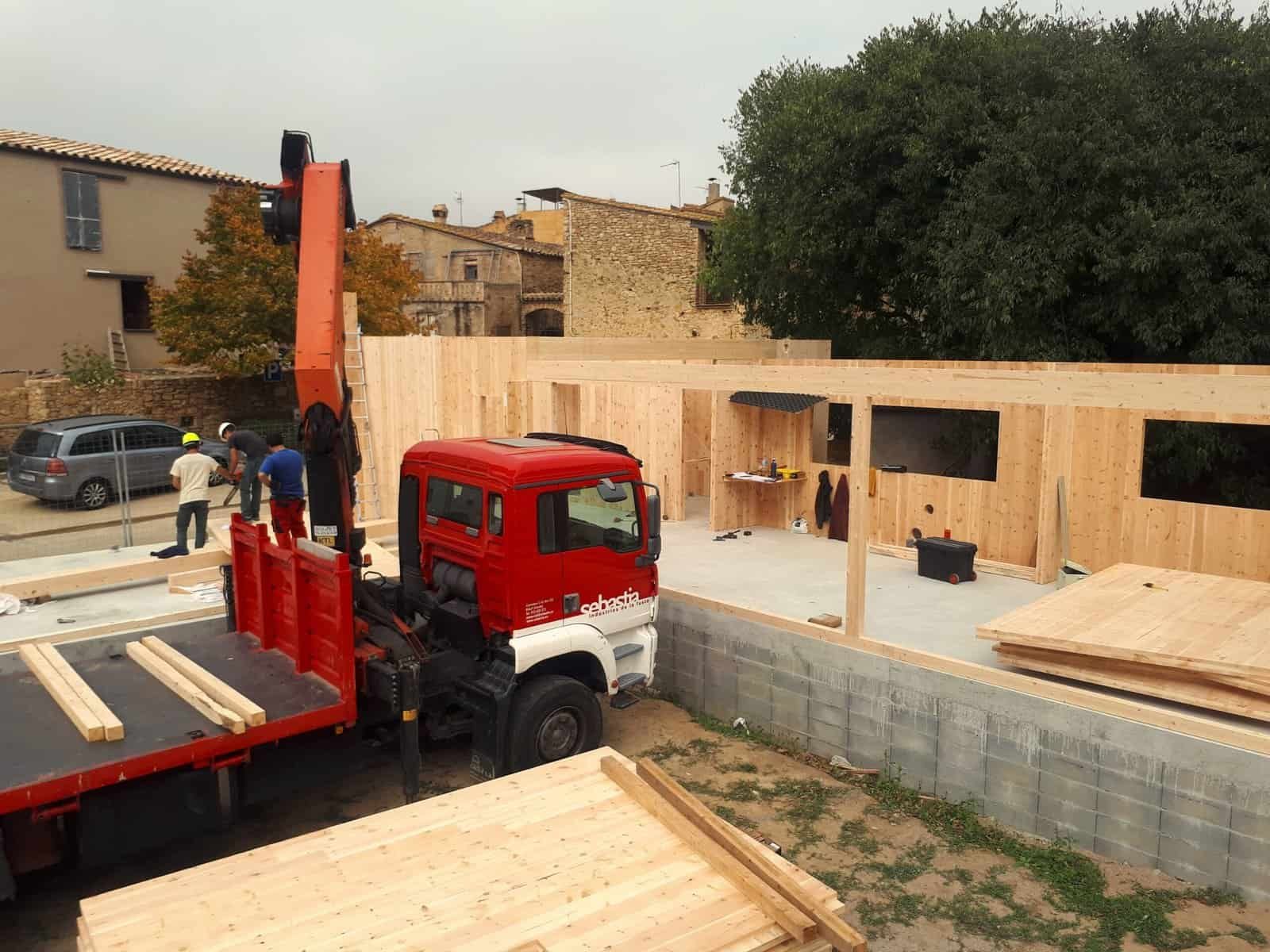 Construcció Casa Pals 2022: muntatge de l'estructura de fusta amb panells prefabricats.