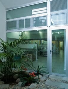 Detall constructiu: cuina moderna de Carmelites amb vidriera i jardí interior.