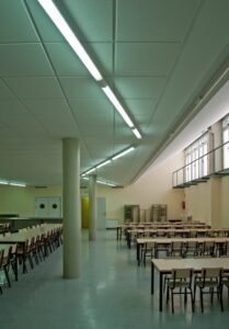 Ampli refectori de les Carmelites escollides amb taules, cadires i pilars.