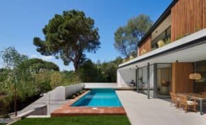 Casa unifamiliar moderna amb piscina