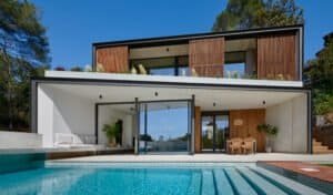 Façana de casa moderna amb piscina