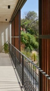 Balcó d'arquitectura moderna. Formigó vist