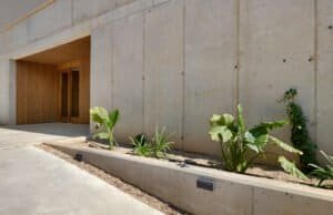 Façana d'arquitectura moderna amb hormigó vist