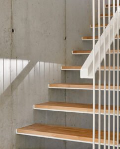 Detall interior: escala volada de fusta