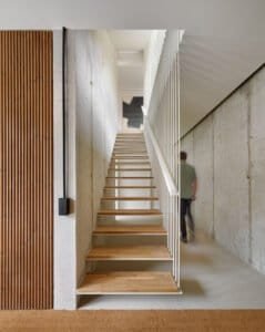 Interior modern amb escala de fusta