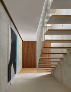 Detall interior: escala moderna fusta/formigó