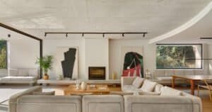 Interior saló-menjador contemporani amb sostre de formigó