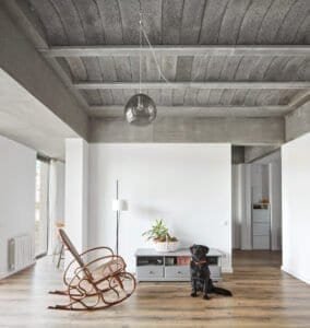 Interior Casa Ullastrell amb sostre de formigó nervat