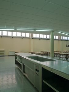 Menjador de Carmelites amb línia de bufet i taules.