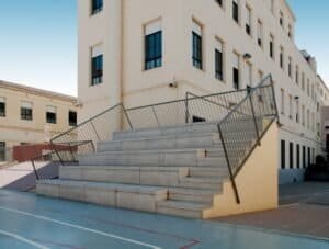 Façana i escala exterior de formigó d'un edifici del projecte Carmelites.