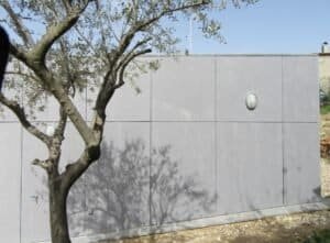 Detall constructiu façana Casa Ullastrell: panells grisos