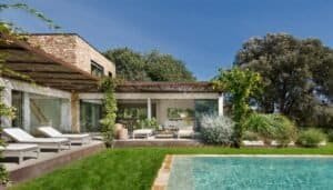 Piscina i jardí vinculats a l’habitatge unifamiliar