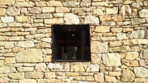 Façana de pedra natural integrada a l’entorn