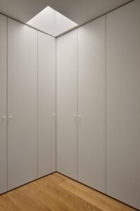 Dormitori amb armaris encastats en habitatge unifamiliar