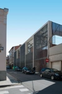 Façana moderna de lamel·les verticals, projecte Carmelites escollides.