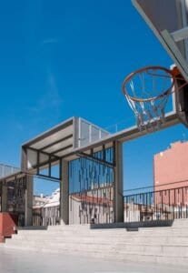 Pista bàsquet exterior Carmelites escollides: bancades i arquitectura contemporània.