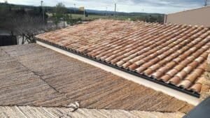 Coberta inclinada de teula ceràmica en habitatge unifamiliar