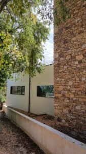 Porxo exterior amb ombres vegetals en una casa unifamiliar d’obra nova