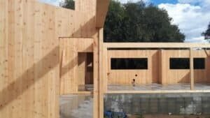 Façana arrebossada amb grans obertures d’un habitatge unifamiliar d’obra nova