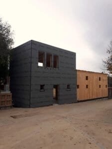 Detall de sostre de fusta amb bigues vistes en habitatge unifamiliar